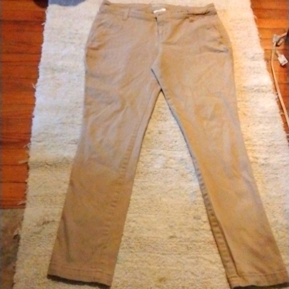 Size 6 khakis like new🩵 - Picture 9 of 9
